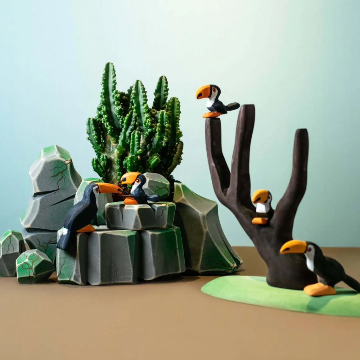 BumbuToys Toucan Sitting Best